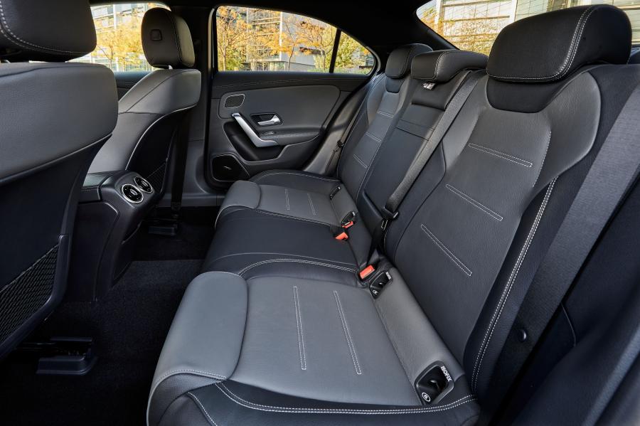 Интерьер Mercedes-AMG A35 4Matic Sedan (V177) 2020 года  (AU) (фото 32 из 41)